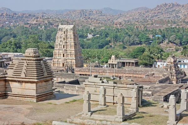 巨大な岩の巨石の infront インドの寺院遺跡 — ストック写真