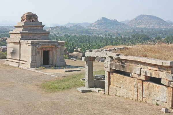 Indische Tempelruine vor massiven Felsbrocken — Stockfoto