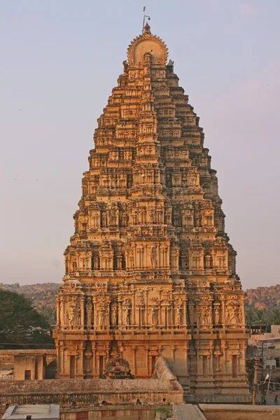 Ruiny Indii świątyni infront ogromne skały głazy — Zdjęcie stockowe