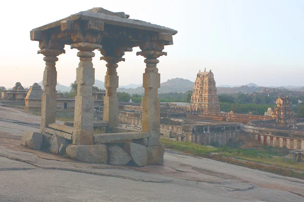 Indiase tempel ruïne infront van gigantische rots rotsen — Stockfoto