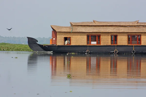 Casa flotante en el remanso de Kerala —  Fotos de Stock