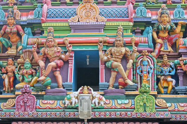 Gopuram (torre) del templo hindú —  Fotos de Stock