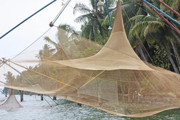 Chińskich sieci rybackich na powrót wody Kerala — Zdjęcie stockowe