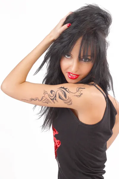 Tetovált lány, fekete ruha fényes kozmetikumok — Stock Fotó