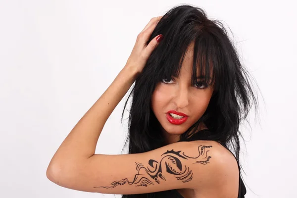 Tetovált lány, fekete ruha fényes kozmetikumok — Stock Fotó