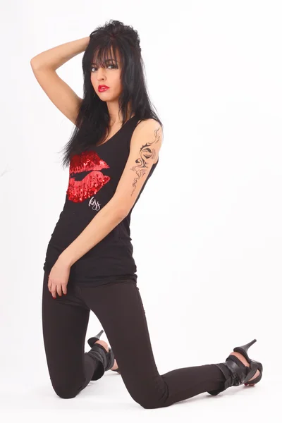 Tatuato ragazza in vestiti neri con cosmetici luminosi — Foto Stock