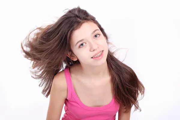 Krásná mladá dospívající dívka s držáky — Stock fotografie