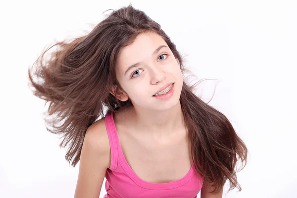 Piękna, młoda dziewczyna nastolatka ze wspornikami — Zdjęcie stockowe