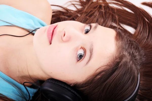 Menina adolescente agradável ouvir música — Fotografia de Stock