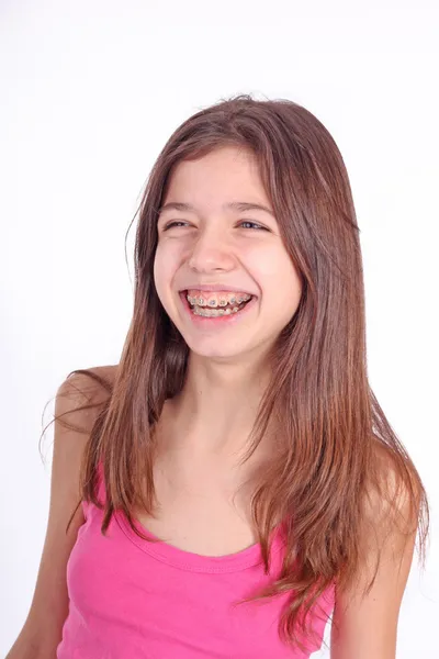 Schöne junge Teen Mädchen mit Klammern — Stockfoto