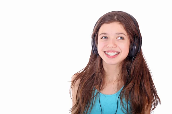 Милая девочка-подросток слушает музыку — стоковое фото