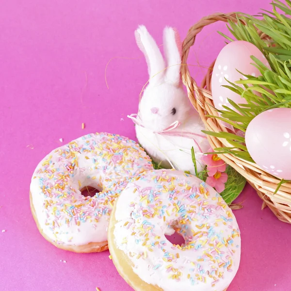 Пасхальные яйца и кролик — стоковое фото