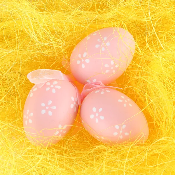 Pasen eieren in het nest van gele — Stockfoto