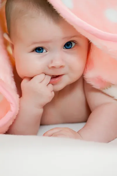 O retrato do bebê sorridente — Fotografia de Stock