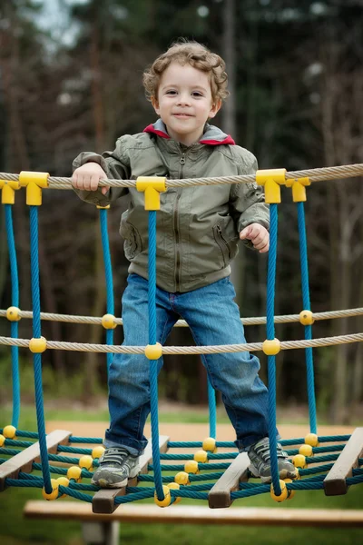 Un petit garçon dans la cour de récréation — Photo