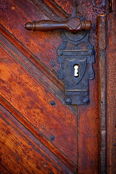 Старая ручка в деревянных дверях - вид спереди — стоковое фото
