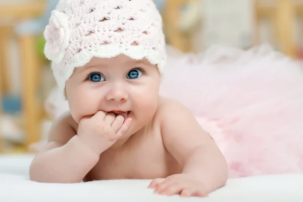 Portret van een mooi meisje met blauwe ogen — Stockfoto