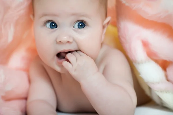 笑みを浮かべて赤ちゃんの肖像画 — ストック写真