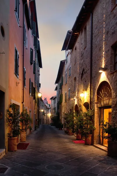 San Quirico d 'Orcia típica calle italiana durante la noche — Foto de Stock
