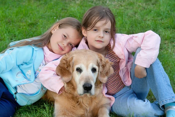 Dwie młode dziewczyny i pies — Zdjęcie stockowe