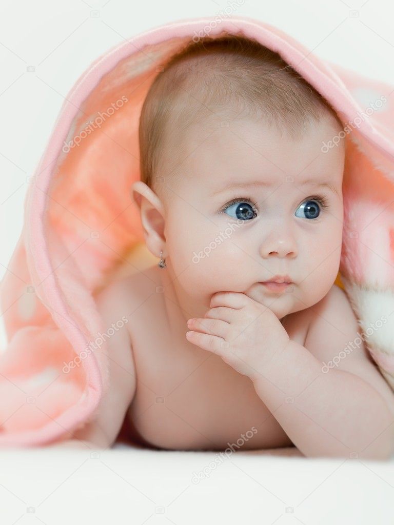 Sonriente Bebé En Bata De Baño Rosa Fotos, retratos, imágenes y fotografía  de archivo libres de derecho. Image 4081304