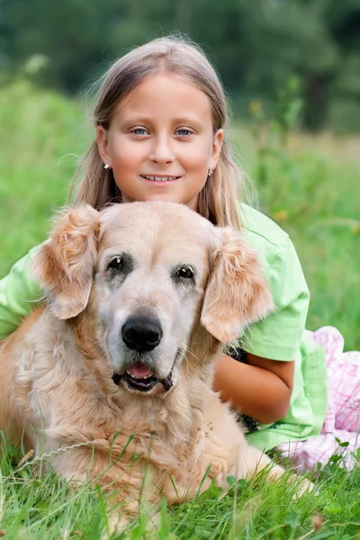 Kleines Mädchen und ihr geliebter Hund — Stockfoto
