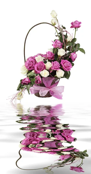 Rosas em uma cesta rosas em uma cesta rosas em uma cesta rosas em uma cesta rosas em uma cesta rosas em uma rosa em uma cesta — Fotografia de Stock