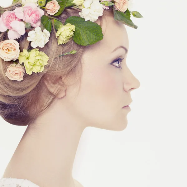 Schönes junges Mädchen mit Blumen — Stockfoto