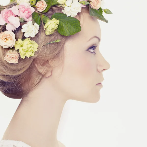 Belle jeune fille avec des fleurs — Photo