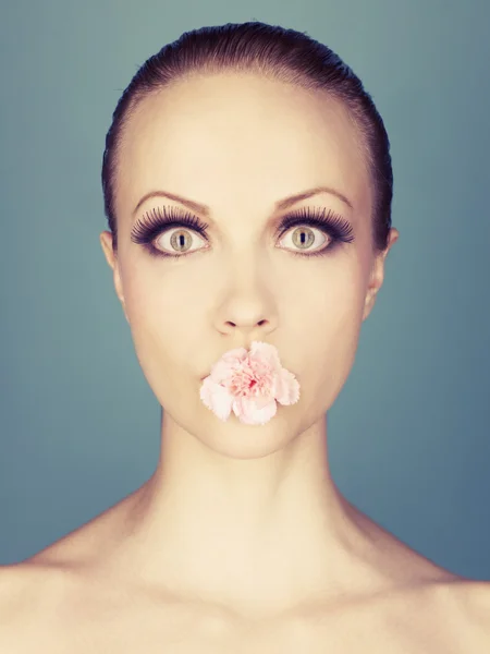 Lady with flowers in her mouth — Stock Photo, Image