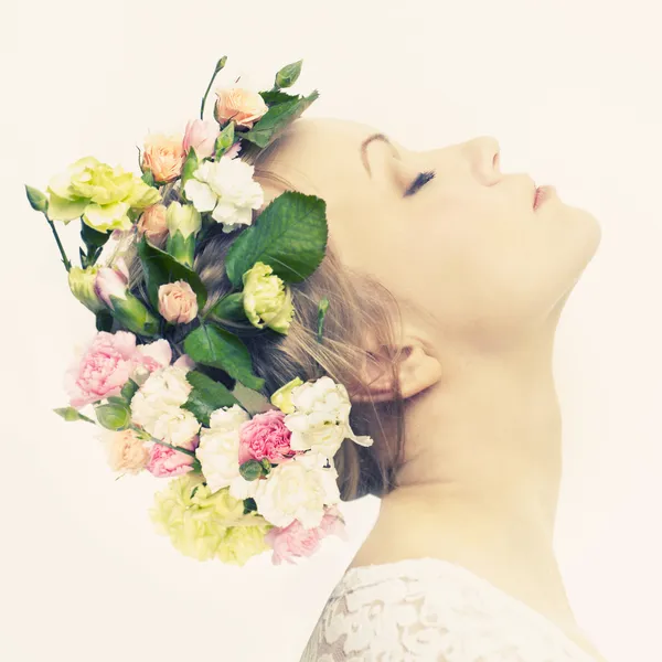 Mooi jong meisje met bloemen — Stockfoto