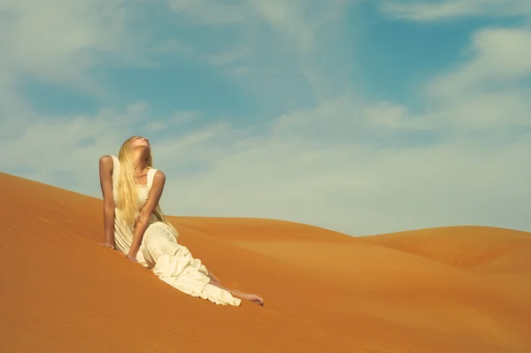 Γυναίκα και έρημο. Ηνωμένα Αραβικά Εμιράτα — Φωτογραφία Αρχείου