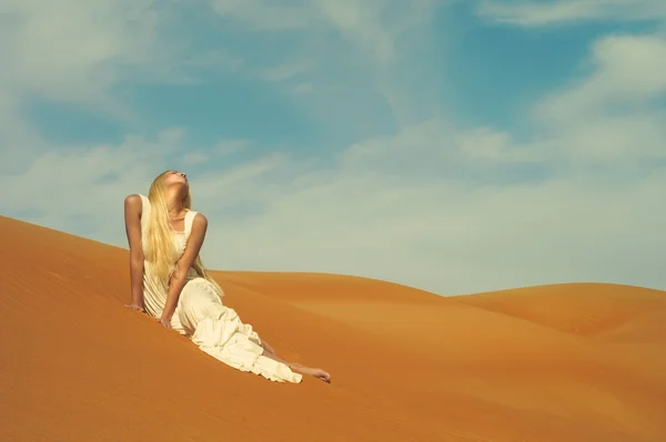 Mulher e deserto. EAU — Fotografia de Stock