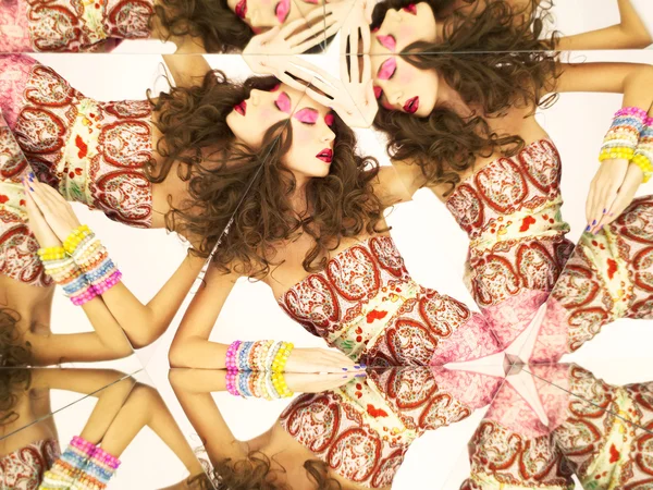 Světlé bruneta v kaleidoskopu — Stock fotografie