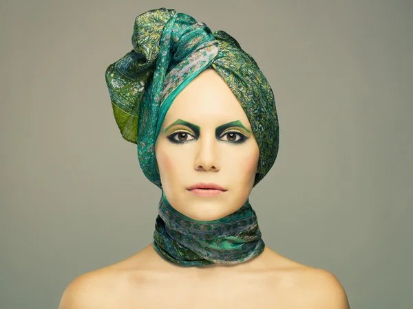 Senhora em turbante verde — Fotografia de Stock