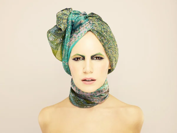Senhora em turbante verde — Fotografia de Stock