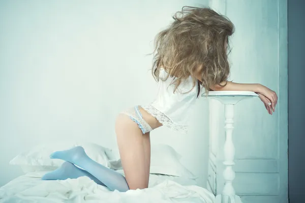 Şehvetli kadın yatakta — Stok fotoğraf
