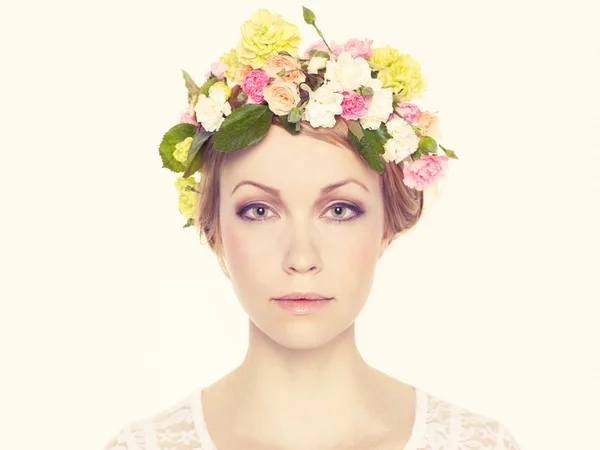 Mooi jong meisje met bloemen — Stockfoto