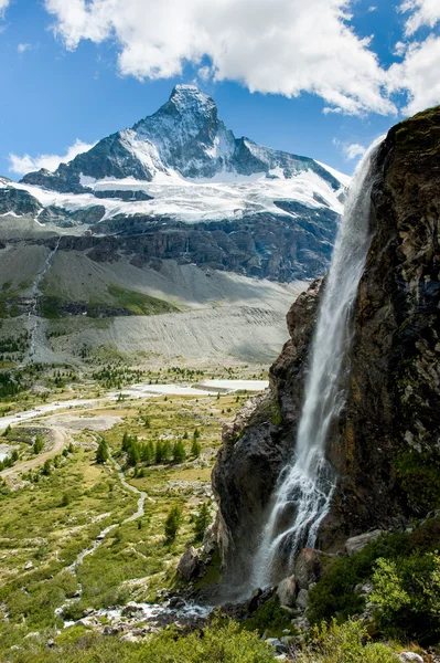 Matterhorn mit Wasserfall lizenzfreie Stockbilder