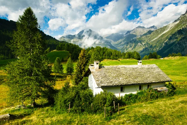 Alpine hut — Stockfoto