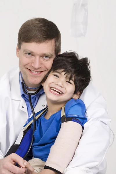 Médico masculino segurando paciente criança deficiente no colo — Fotografia de Stock