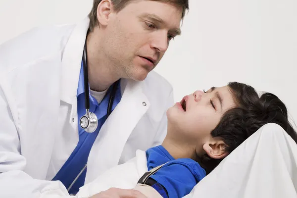 Erkek doktor rahatlatıcı yürümeye başlayan çocuk hasta devre dışı.. — Stok fotoğraf