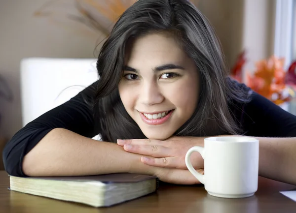 Adolescente o mujer joven en la mesa con la Biblia y la taza de café — Foto de Stock