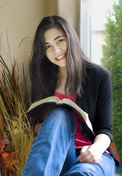 Menina adolescente bonita estudando ao lado da janela ensolarada — Fotografia de Stock