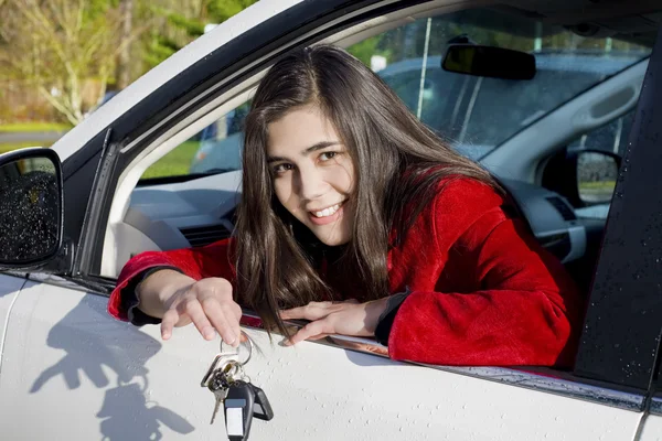 Chica adolescente en el asiento del conductor sosteniendo las llaves — Foto de Stock