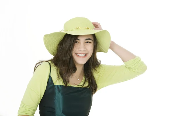 Leende teen flicka i grön klänning och lime grön hatt, leende — Stockfoto