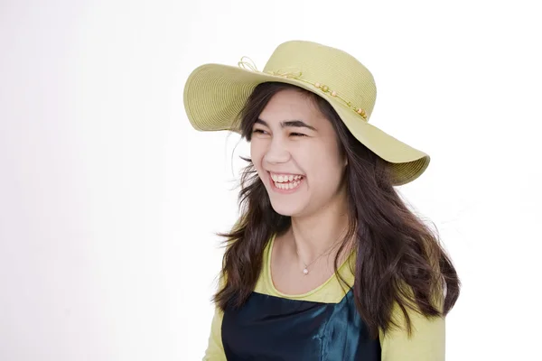 Χαμογελαστό κορίτσι εφήβων στο πράσινο φόρεμα και ασβέστη πράσινο καπέλο, χαμογελώντας — Φωτογραφία Αρχείου