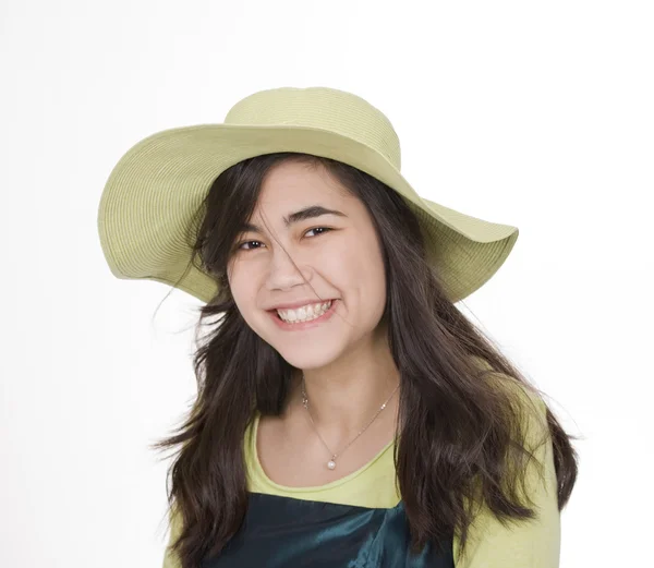 Adolescente souriante en robe verte et chapeau vert lime, souriante — Photo
