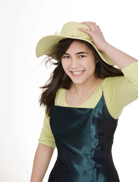 Lächelndes Teenie-Mädchen in grünem Kleid und lindgrünem Hut, lächelnd — Stockfoto