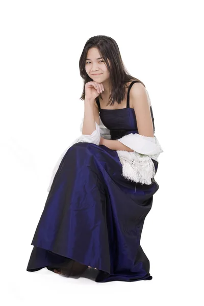 年轻十几岁的女孩，在暗蓝色的裙子长袍上白色隔离 — 图库照片
